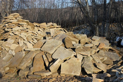 Kamenclub.ru: Песчаник плиты - плахи - пошаговые дорожки (фр. 70-150 мм)  купить в Екатеринбурге песчаник серый бежевый желтый зеленый колотый песчаник строительный 6500 руб/т   фото КАМЕНЬ КЛУБ