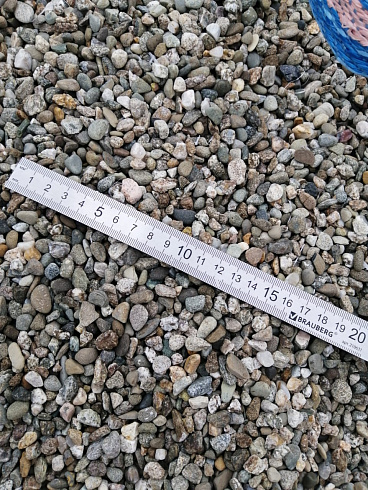 Kamenclub.ru: Галька речная окат (серая) фр.3-5 мм купить  в Екатеринбурге галька речная серая бежевый темно-серый окатанный речной камень округлый 9500 руб/т   фото КАМЕНЬ КЛУБ