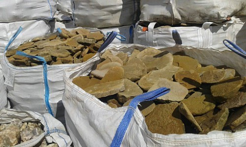 Kamenclub.ru: Песчаник колотый для облицовки (фр. 2-3 см)  купить в Екатеринбурге песчаник бежевый серый рыжий песчаник строительный 5000 руб/т   фото КАМЕНЬ КЛУБ