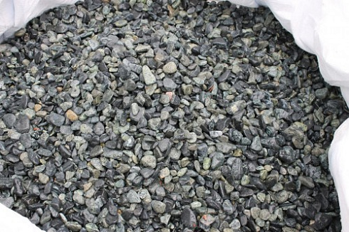 Kamenclub.ru: Щебень галтованный зеленый (змеевик) фр. 20-40 мм.  купить в Екатеринбурге мрамор зеленый, салатовый оголтованный щебень мраморный 12500 руб/т   фото КАМЕНЬ КЛУБ