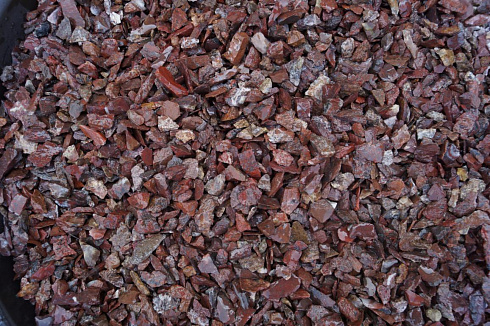 Kamenclub.ru: Щебень крошка красный (ЯШМА) фр. 10-20 мм.  купить в Екатеринбурге яшма красный, бордовый, оранжевый, рыжий декоративный каменный ландшафтный щебень колотый 9000 руб/т   фото КАМЕНЬ КЛУБ