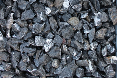 Kamenclub.ru: Щебень крошка черный (мрамор) фр. 3-5 мм.  купить в Екатеринбурге мрамор черный белый с прожилками щебень мраморный декоративный колотый 18000 руб/т   фото КАМЕНЬ КЛУБ