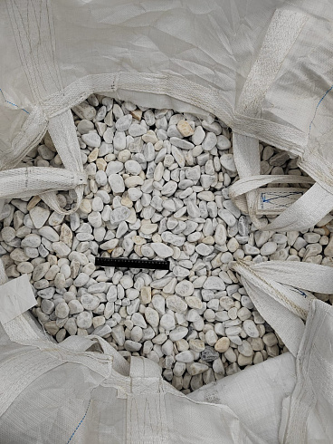 Kamenclub.ru: Мраморная крошка (щебень галтованный белый) фр.40-70 мм.  купить в Екатеринбурге мрамор белый молочный айвори окатанный округлый природный камень 17000 руб/т   фото КАМЕНЬ КЛУБ