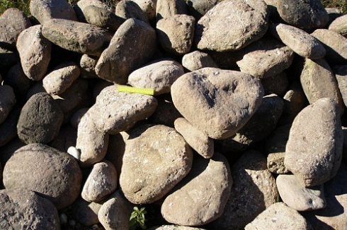 Kamenclub.ru: Конгломераты фр. 300-1000 мм.  купить в Екатеринбурге кварц мрамор диабаз коричневый, серый зеленоватый речной валун крупный 6500 руб/т   фото КАМЕНЬ КЛУБ