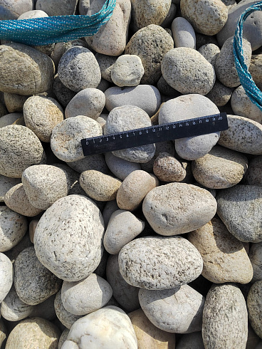 Kamenclub.ru: Галька речная окат (серо-белая) фр. 70-120 мм купить  в Екатеринбурге галька галечник бело-серая, серо-белая, серая, белая речная природная галька  8000 руб/т   фото КАМЕНЬ КЛУБ