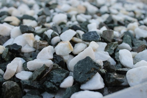 Kamenclub.ru: Мраморная крошка (щебень крошка микс: белый-зеленый) фр. 10-20 мм.  купить в Екатеринбурге мрамор белый, зеленый каменная ландшафтная декоративная крошка щебня 9500 руб/т   фото КАМЕНЬ КЛУБ