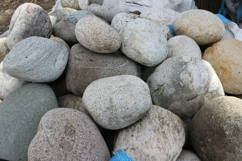 Kamenclub.ru: Речной валун (Ассорти) фр.100-300 мм.  купить в Екатеринбурге галечник серый, темно-серый, светло-серый речная галька крупных размеров 4200 руб/т   фото КАМЕНЬ КЛУБ