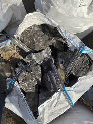 Kamenclub.ru: Черный мрамор скальник фр. 100-500 мм.  купить в Екатеринбурге мрамор черный белый серый крупный колотый валун ландшафтный 8500 руб/т   фото КАМЕНЬ КЛУБ