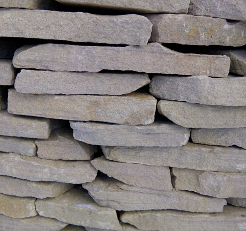 Kamenclub.ru: Песчаник пластушка светло-серый (2,0 см)  купить в Екатеринбурге плитняк- ластушка светло-серый, серый рваный ландшафтный плитняк колотый 13800 руб/м3   фото КАМЕНЬ КЛУБ