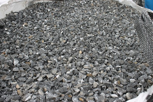 Kamenclub.ru: Щебень крошка черный (мрамор) фр. 10-20 мм.  купить в Екатеринбурге мрамор черный с белыми прожилками, черный, белый каменная ландшафтная декоративная крошка щебня 11000 руб/т   фото КАМЕНЬ КЛУБ