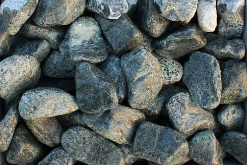 Kamenclub.ru: Щебень галтованный зеленый (змеевик) фр. 50-100 мм.  купить в Екатеринбурге галтовка мраморная зеленый, салатовый мрамор 12 500 руб/т   фото КАМЕНЬ КЛУБ