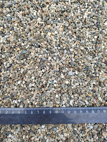 Kamenclub.ru: Галька речная окат (серая) фр.3-5 мм купить  в Екатеринбурге галька речная серая бежевый темно-серый окатанный речной камень округлый 9500 руб/т   фото КАМЕНЬ КЛУБ
