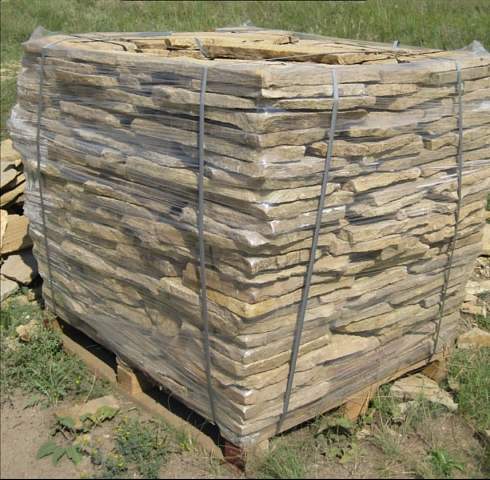 Kamenclub.ru: Песчаник пластушка желтый с рисунком (3 см)  купить в Екатеринбурге песчаник желтый с рисунком, рыжий, желтый песчаник пластушка ландшафтная рваная 8 500 руб/м3   фото КАМЕНЬ КЛУБ