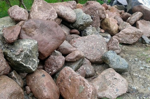 Kamenclub.ru: Конгломераты фр. 300-1000 мм.  купить в Екатеринбурге кварц мрамор диабаз коричневый, серый зеленоватый речной валун крупный 6500 руб/т   фото КАМЕНЬ КЛУБ