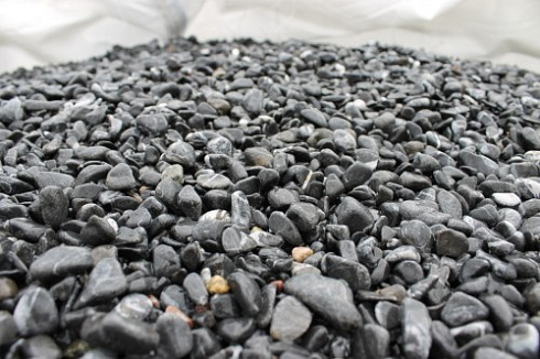 Kamenclub.ru: Щебень галтованный черный (мрамор) фр.10-20 мм.  купить в Екатеринбурге мрамор черный с белыми прожилками, черный, белый окатанный округлый ландшафтный декоративный щебень 15000 руб/т   фото КАМЕНЬ КЛУБ