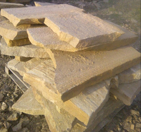 Kamenclub.ru: Форматный камень (плаха) пошаговая дорожка от 70-150 см (4 -12 см)  купить в Екатеринбурге плитняк  форматный плаха желтый песчаник 9 000 руб/т   фото КАМЕНЬ КЛУБ