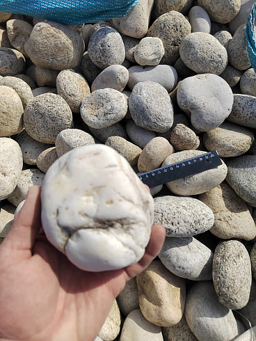 Kamenclub.ru: Галька речная окат (серо-белая) фр. 70-120 мм купить  в Екатеринбурге галька галечник бело-серая, серо-белая, серая, белая речная природная галька  8000 руб/т   фото КАМЕНЬ КЛУБ