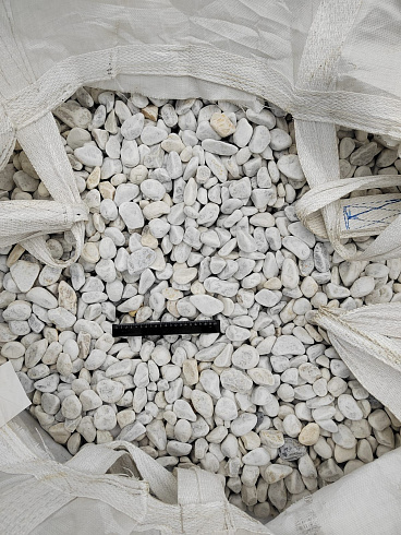 Kamenclub.ru: Мраморная крошка (щебень галтованный белый) фр.40-70 мм.  купить в Екатеринбурге мрамор белый молочный айвори окатанный округлый природный камень 17000 руб/т   фото КАМЕНЬ КЛУБ