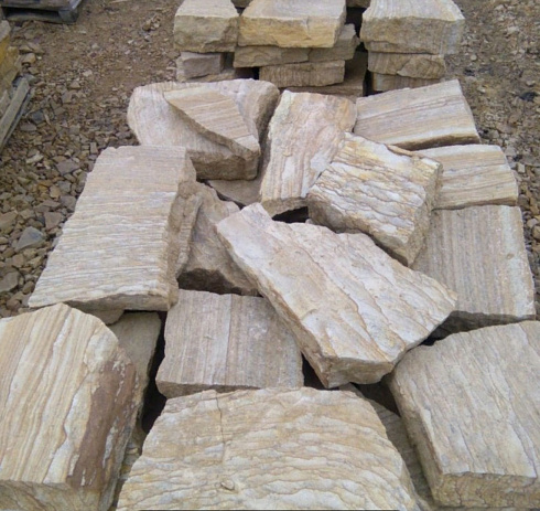 Kamenclub.ru: Песчаник пластушка желтый с рисунком (7-15 см)  купить в Екатеринбурге плитняк - пластушка - бут желтый песчаник 10200 руб/м3   фото КАМЕНЬ КЛУБ