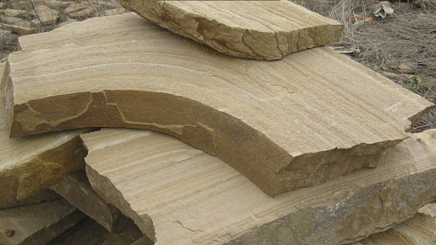 Kamenclub.ru: Форматный камень (плаха) пошаговая дорожка от 70-150 см (4 -12 см)  купить в Екатеринбурге плитняк  форматный плаха желтый песчаник 9 000 руб/т   фото КАМЕНЬ КЛУБ