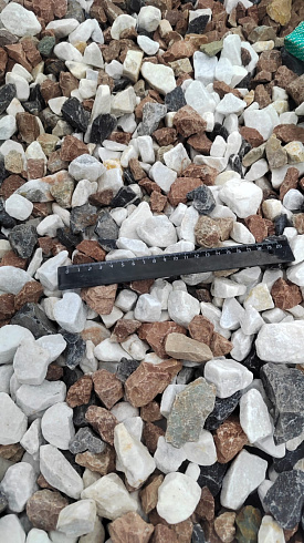 Kamenclub.ru: Мраморная крошка (щебень крошка микс : белый-черный-розовый) фр. 20-40 мм.  купить в Екатеринбурге мрамор белый, черный, розовый декоративная ландшафтная крошка 12000 руб/т   фото КАМЕНЬ КЛУБ