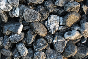 Kamenclub.ru: Щебень галтованный черный (мрамор) фр. 50-100 мм.  купить в Екатеринбурге мрамор черный с белыми прожилками щебень ландшафтный мраморный 15000 руб/т   фото КАМЕНЬ КЛУБ