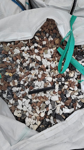 Kamenclub.ru: Мраморная крошка (щебень крошка микс : белый-черный-розовый) фр. 20-40 мм.  купить в Екатеринбурге мрамор белый, черный, розовый декоративная ландшафтная крошка 12000 руб/т   фото КАМЕНЬ КЛУБ