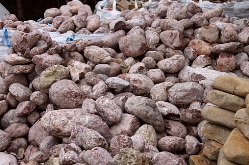 Kamenclub.ru: Розовый валунчик фр.100-300 мм.  купить в Екатеринбурге крупный природный камень розовый, серый молочный красный речной галечник природный 7850 руб/т   фото КАМЕНЬ КЛУБ