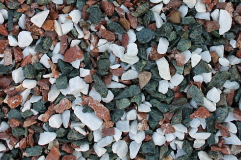 Kamenclub.ru: Мраморная крошка (щебень крошка микс: белый-зеленый-розовый) фр. 10-20 мм.  купить в Екатеринбурге мрамор белый, зеленый, розовый декоративный ландшафтный колотый щебень 12000 руб/т   фото КАМЕНЬ КЛУБ