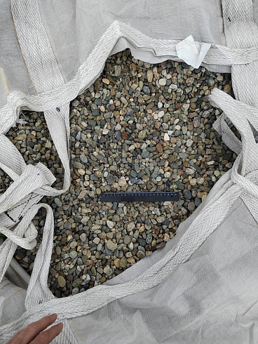 Kamenclub.ru: Галька речная окат (серая) фр.10-20 мм купить  в Екатеринбурге галька речная серая, серый, темно-серый, светло-серый, коричневый ландшафтная декоративная речная окатанная округлая галька 5000 руб/т   фото КАМЕНЬ КЛУБ