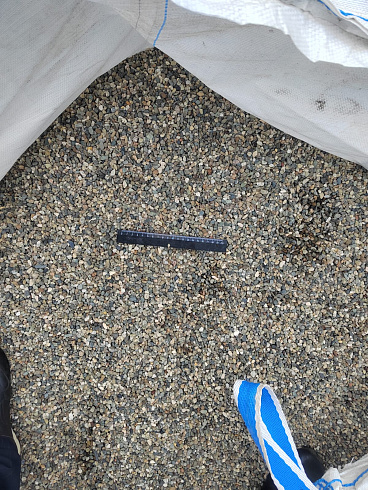 Kamenclub.ru: Галька речная окат (серая) фр.5-10 мм купить  в Екатеринбурге галька речная серая, серый, темно-серый, светло-серый, коричневый речная окатанная галька декоративная ландшатфная 5000 руб/т   фото КАМЕНЬ КЛУБ