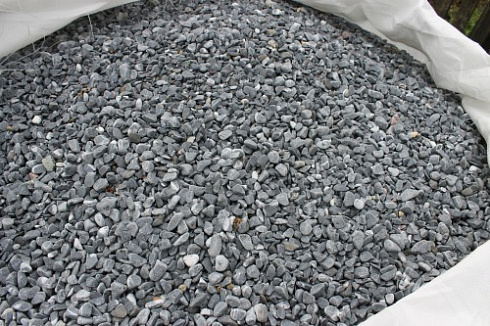 Kamenclub.ru: Щебень галтованный черный (мрамор) фр.10-20 мм.  купить в Екатеринбурге мрамор черный с белыми прожилками, черный, белый окатанный округлый ландшафтный декоративный щебень 15000 руб/т   фото КАМЕНЬ КЛУБ