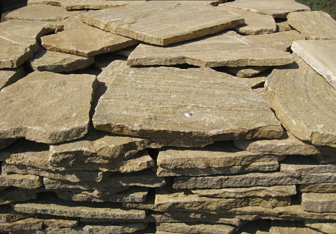 Kamenclub.ru: Песчаник пластушка желтый с рисунком (3 см)  купить в Екатеринбурге песчаник желтый с рисунком, рыжий, желтый песчаник пластушка ландшафтная рваная 8 500 руб/м3   фото КАМЕНЬ КЛУБ