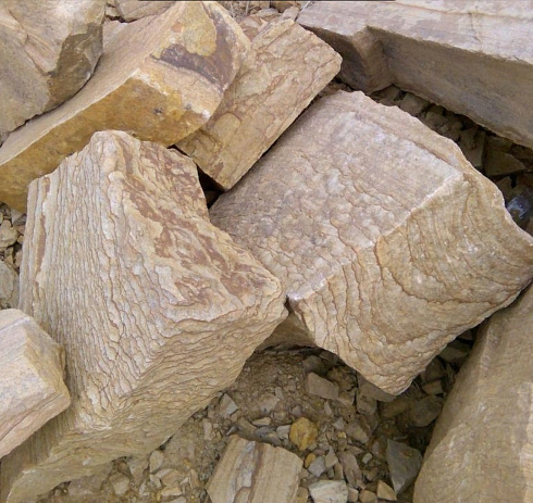 Kamenclub.ru: Песчаник пластушка желтый с рисунком (7-15 см)  купить в Екатеринбурге плитняк - пластушка - бут желтый песчаник 10200 руб/м3   фото КАМЕНЬ КЛУБ