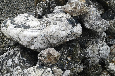 Kamenclub.ru: Черный гранит - кварцит фр. 100-500 мм.  купить в Екатеринбурге мрамор гранит черный с белыми прожилками, серый, белый валун скальный колотый 7000 руб/т   фото КАМЕНЬ КЛУБ