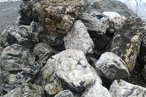 Kamenclub.ru: Черный гранит - кварцит фр. 100-500 мм.  купить в Екатеринбурге мрамор гранит черный с белыми прожилками, серый, белый валун скальный колотый 7000 руб/т   фото КАМЕНЬ КЛУБ