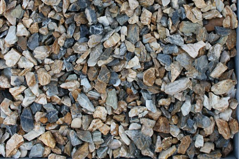 Kamenclub.ru: Мраморная крошка (щебень крошка медовый), фр. 10-20 мм.  купить в Екатеринбурге песчаник бежевый, серый каменная ландшафтная крошка  12000 руб/т   фото КАМЕНЬ КЛУБ