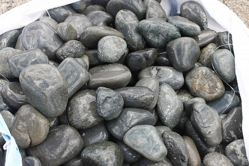 Kamenclub.ru: Темно-серый валунчик фр.100-300 мм.  купить в Екатеринбурге крупный природный камень серый, темно-серый, светло-серый речная галька большого размера окатанная 4500 руб/т   фото КАМЕНЬ КЛУБ