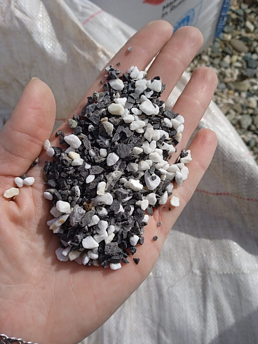 Kamenclub.ru: Мраморная крошка (щебень галтованный микс:белый-черный-розовый-медовый) фр.5-10 мм.  купить в Екатеринбурге мрамор белый, медовый, черный, розовый мраморный галтованный щебень декоративный ландшафтный 15500 руб/т   фото КАМЕНЬ КЛУБ