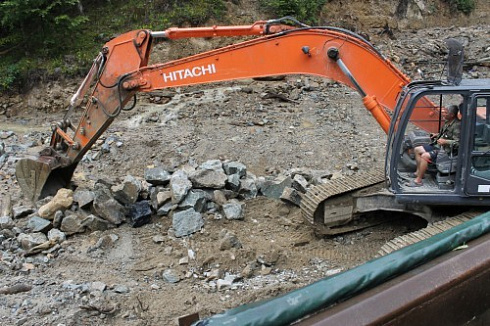 Kamenclub.ru: Гранит скальник (серо-зеленый) фр. 100-500 мм.  купить в Екатеринбурге гранит зеленый, серый, салатовый крупный ландшафтный валун 6 000 руб/т   фото КАМЕНЬ КЛУБ