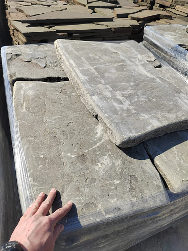 Kamenclub.ru: Песчаник пластушка галтованная светло-серая (3,0 см)  купить в Екатеринбурге песчаник светло-серый, серый ландшафтный камень рваный колотый 21000 руб/м3   фото КАМЕНЬ КЛУБ