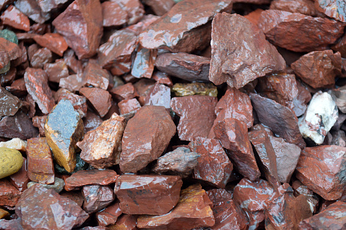 Kamenclub.ru: Щебень крошка красный (ЯШМА) фр. 20-40 мм.  купить в Екатеринбурге яшма красный, бордовый декоративный ландшафтный щебень 9000 руб/т   фото КАМЕНЬ КЛУБ