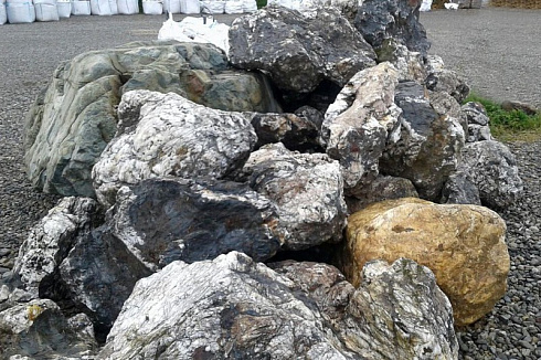 Kamenclub.ru: Черный гранит - кварцит фр. 500-1000 мм.  купить в Екатеринбурге гранит кварцит черный серый белый скальный колотый валун 9750 руб/т   фото КАМЕНЬ КЛУБ