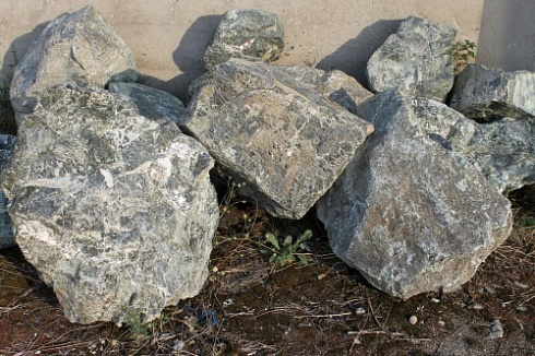 Kamenclub.ru: Змеевик скальник фр. 500-1500 мм.  купить в Екатеринбурге змеевик зеленый серый черный глыба скальная колотая 7500 руб/т   фото КАМЕНЬ КЛУБ