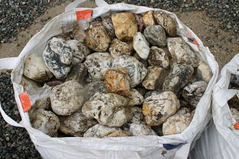 Kamenclub.ru: Кварцевый валунчик фр.100-300 мм.  купить в Екатеринбурге кварц белый, бежевый молочный рыжий крупный природный камень галечник 7850 руб/т   фото КАМЕНЬ КЛУБ