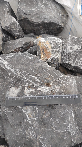 Kamenclub.ru: Черный мрамор скальник фр. 100-500 мм.  купить в Екатеринбурге мрамор черный белый серый крупный колотый валун ландшафтный 8500 руб/т   фото КАМЕНЬ КЛУБ