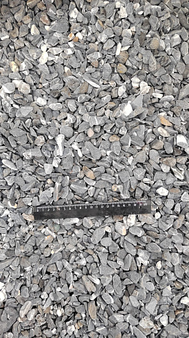 Kamenclub.ru: Щебень галтованный черный (мрамор) фр.10-20 мм.  купить в Екатеринбурге мрамор черный с белыми прожилками, черный, белый окатанный округлый ландшафтный декоративный щебень 15000 руб/т   фото КАМЕНЬ КЛУБ