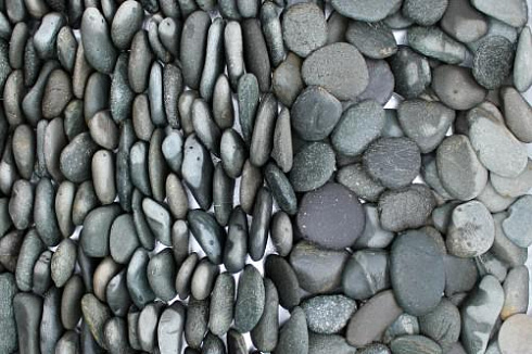 Kamenclub.ru: Галька речная плоская (темно-серая) фр. 70-150 мм. купить  в Екатеринбурге галечник природный темно-серый серый синий речная плоская природная окатанная  9000 руб/т   фото КАМЕНЬ КЛУБ