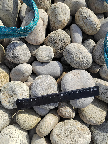 Kamenclub.ru: Галька речная окат (серо-белая) фр. 70-120 мм купить  в Екатеринбурге галька галечник бело-серая, серо-белая, серая, белая речная природная галька  8000 руб/т   фото КАМЕНЬ КЛУБ