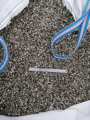 Kamenclub.ru: Галька речная окат (серая) фр.5-10 мм купить  в Екатеринбурге галька речная серая, серый, темно-серый, светло-серый, коричневый речная окатанная галька декоративная ландшатфная 5000 руб/т   фото КАМЕНЬ КЛУБ